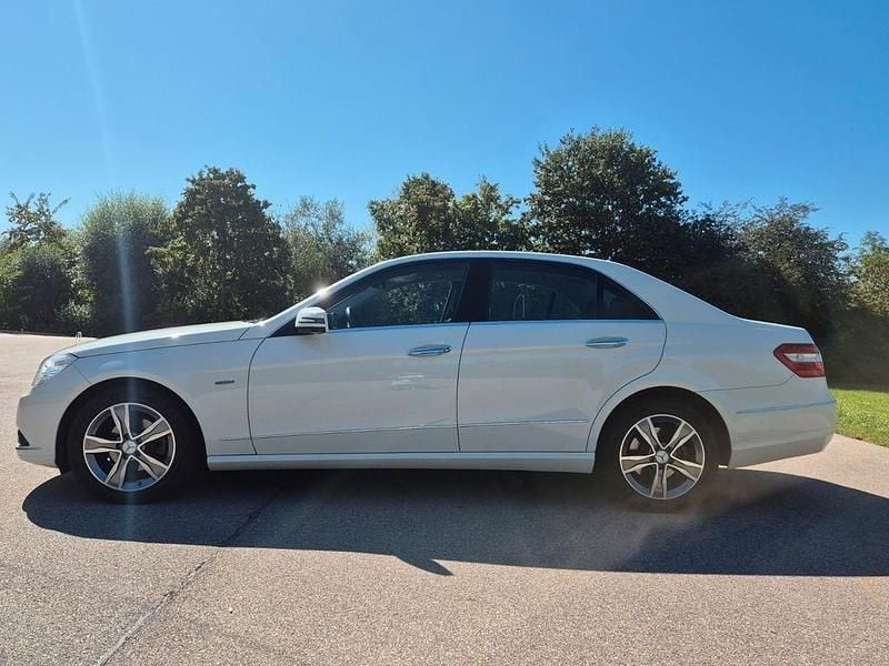 Weiß Gebraucht 2010 Mercedes E200 Elegance Limousine | 11.500 € (Fairer Preis) - Bild 1/4