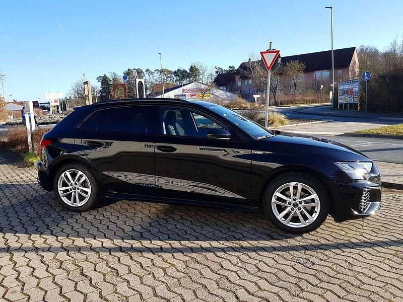 Mythosschwarz metallic Gebraucht 2022 Audi A3 Sportback S-Line Kombi | 29.900 € (Fairer Preis) - Bild 1/4
