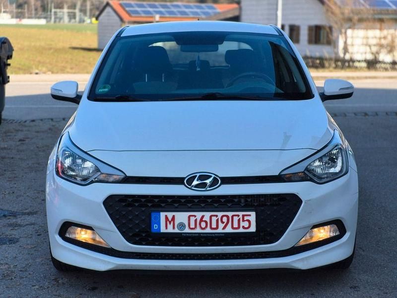 Gebraucht Hyundai i20 Classic 75 PS (55 kW) 2016 Weiß Limousine