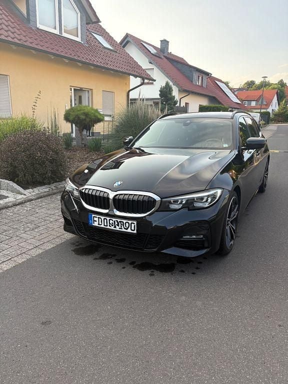 Schwarz Gebraucht 2021 BMW 320 M Sport Kombi | 31.500 € (Fairer Preis) - Bild 1/4