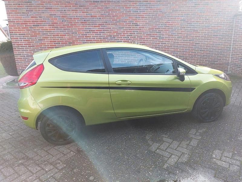 Gebraucht Ford Fiesta Ambiente 82 PS (60 kW) 2009 Grün Kleinwagen