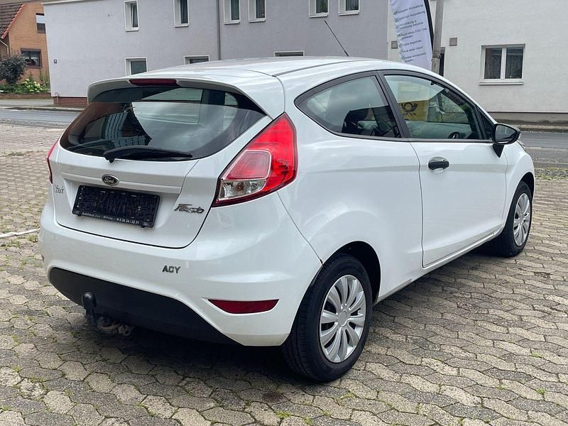 Gebraucht Ford Fiesta Ambiente 60 PS (44 kW) 2014 Weiß Kleinwagen