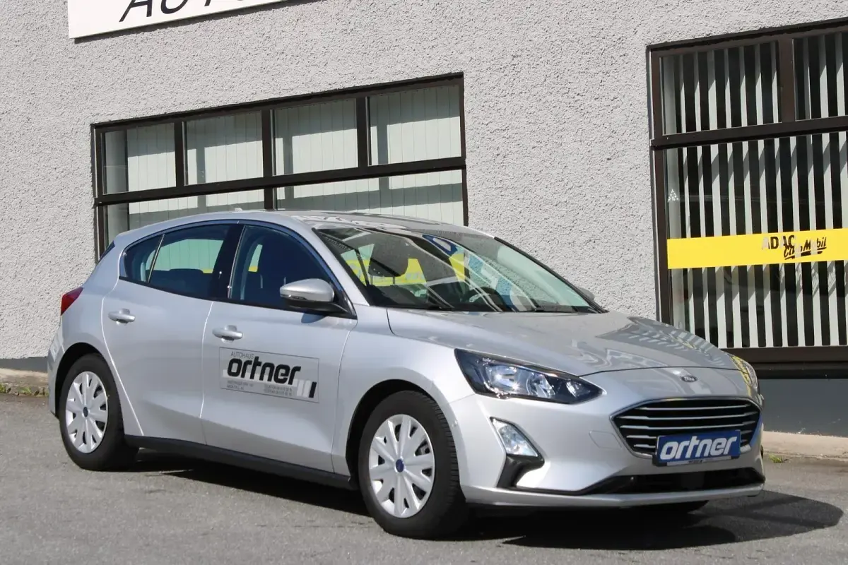 Käytetty Ford Focus Cool & Connect 101 HP (74 kW) 2020 Hopea Sedan