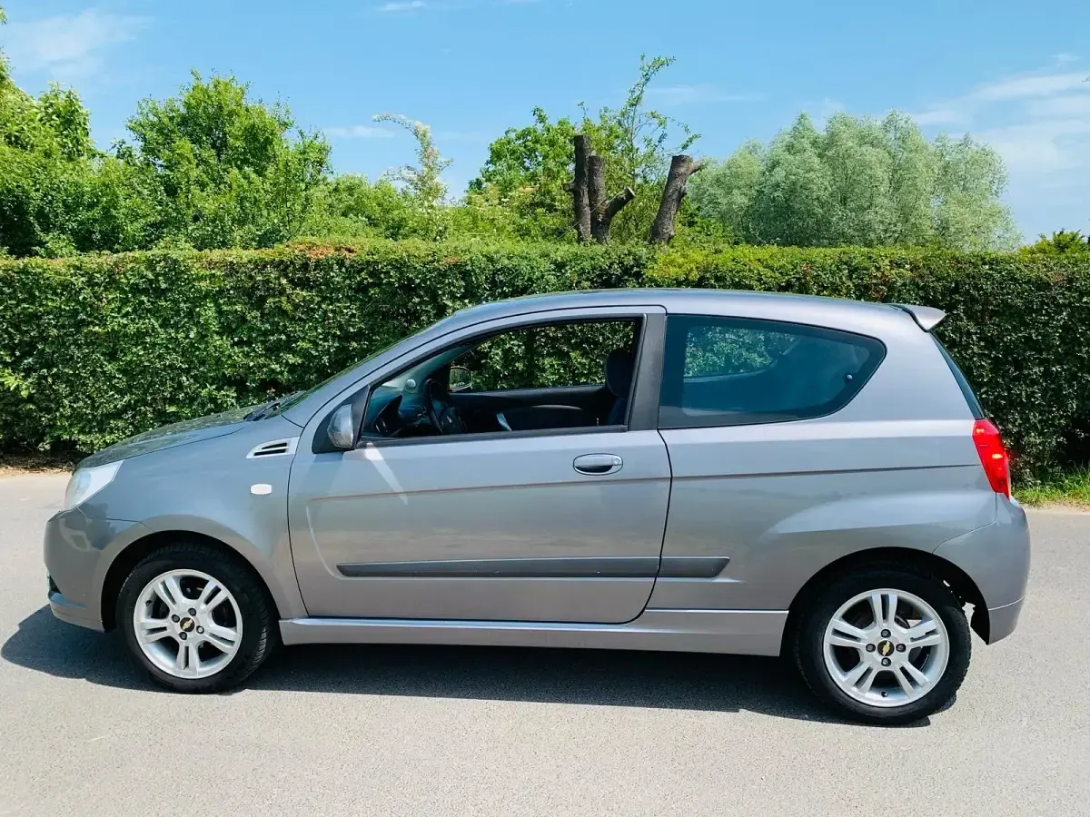 Gebraucht Chevrolet Aveo 84 PS (61 kW) 2011 Grau Kleinwagen