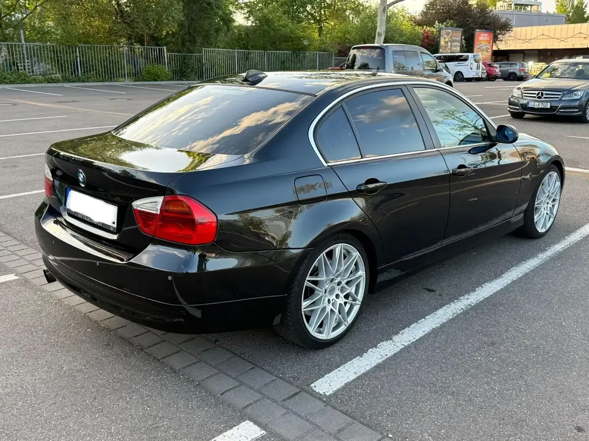 Gebraucht BMW 325 197 PS (144 kW) 2007 Schwarz Limousine