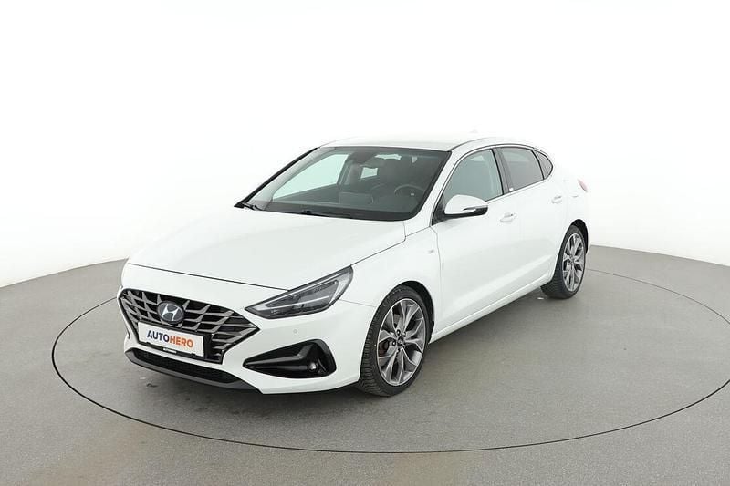 Weiß Gebraucht 2020 Hyundai i30 Prime Limousine | 19.400 € (Fairer Preis) - Bild 1/3