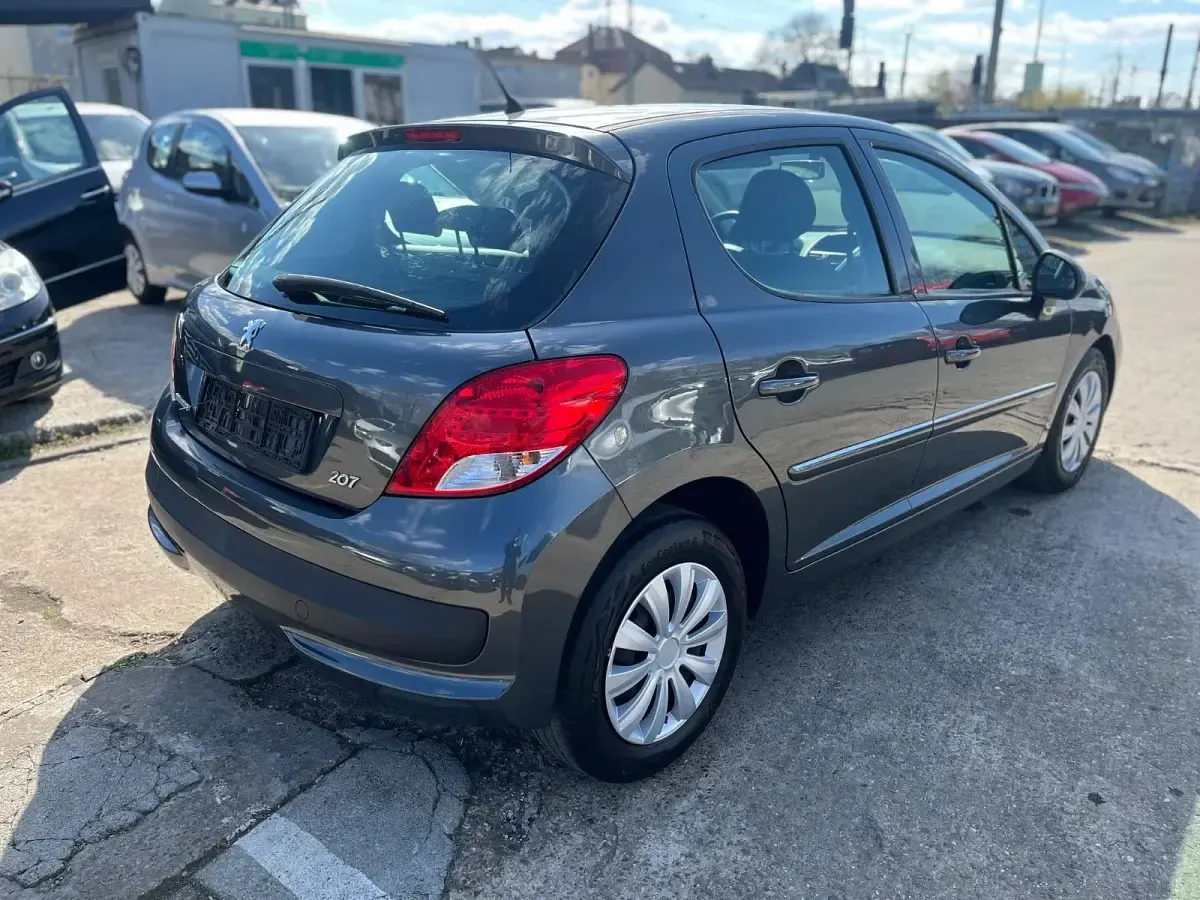 Gebraucht Peugeot 207 90 PS (66 kW) 2011 Grau Kleinwagen
