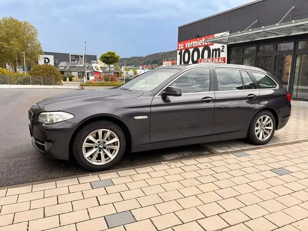 Gebraucht BMW 525 Sport Line 218 PS (160 kW) 2012 Grau Limousine