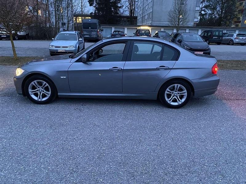 Gebraucht BMW 318 143 PS (105 kW) 2011 Grau Limousine