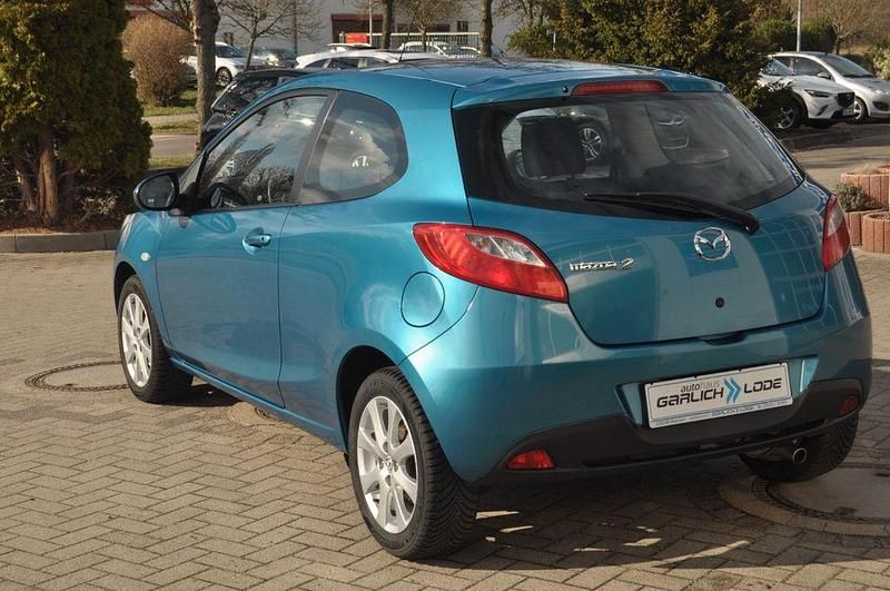 Gebraucht Mazda 2 Edition 75 PS (55 kW) 2012 Blau Kleinwagen