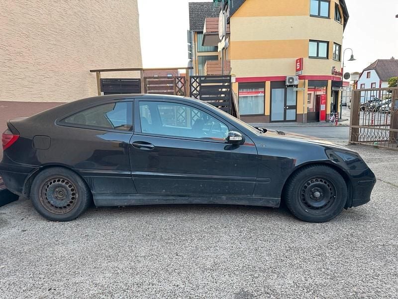Schwarz Gebraucht 2003 Mercedes C220 Coupé | 1.600 € (Fairer Preis) - Bild 1/4