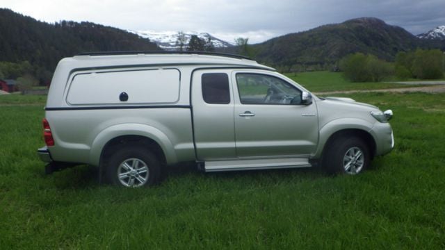 Gebraucht Toyota HiLux 144 PS (105 kW) 2012 Silber metallic Pickup
