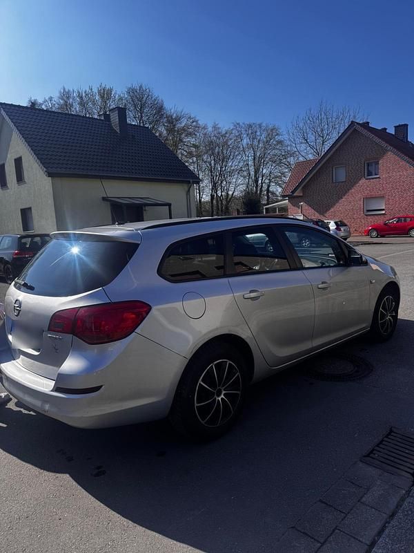 Gebraucht Opel Astra 140 PS (102 kW) 2011 Silber Kombi