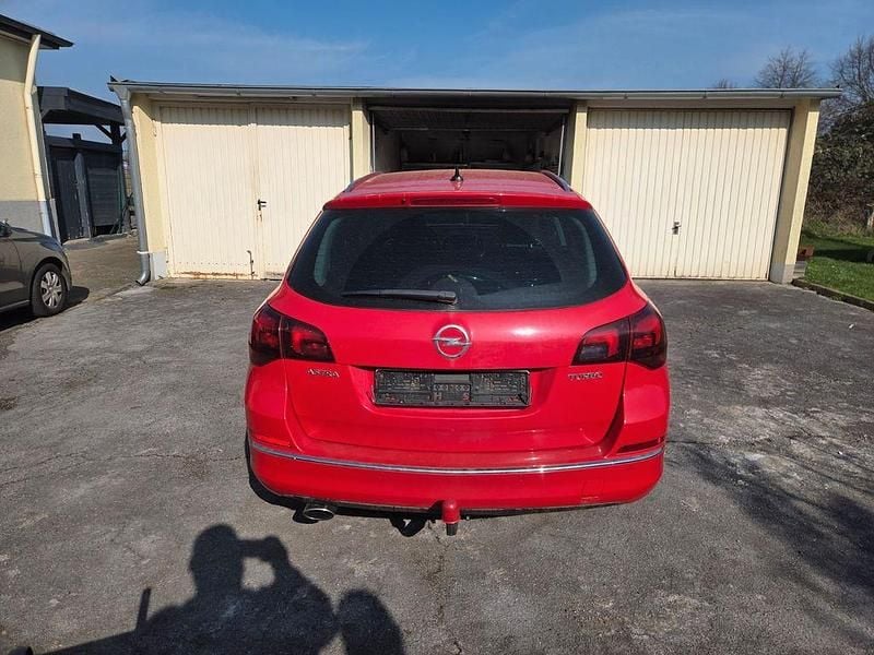 Gebraucht Opel Astra Exklusiv 170 PS (125 kW) 2014 Rot Limousine
