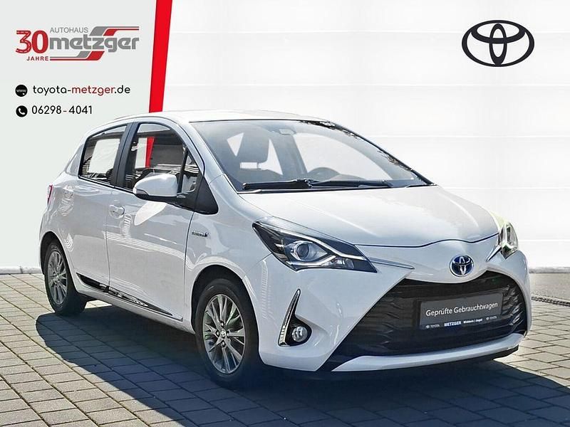 Weiss Gebraucht 2019 Toyota Yaris Hybrid Limousine | 16.220 € (Fairer Preis) - Bild 1/4