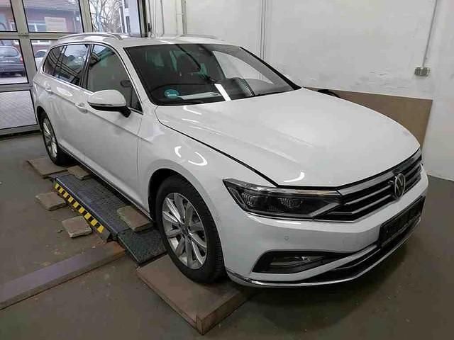 Gebraucht VW Passat Elegance 150 PS (110 kW) 2024 Gletscherweiß metallic Kombi