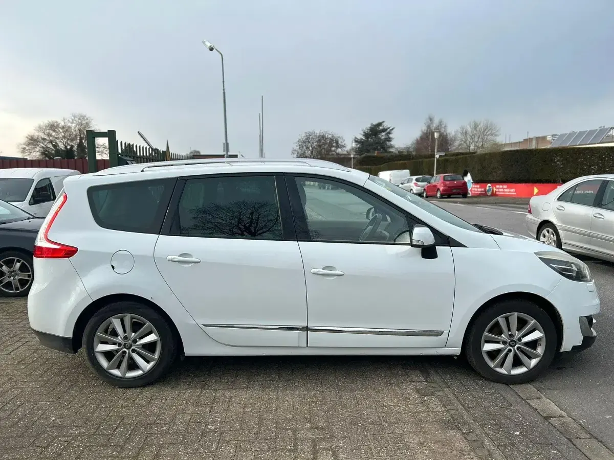 Gebraucht Renault Grand Scénic III Luxe 131 PS (96 kW) 2012 Weiß Van / Kleinbus