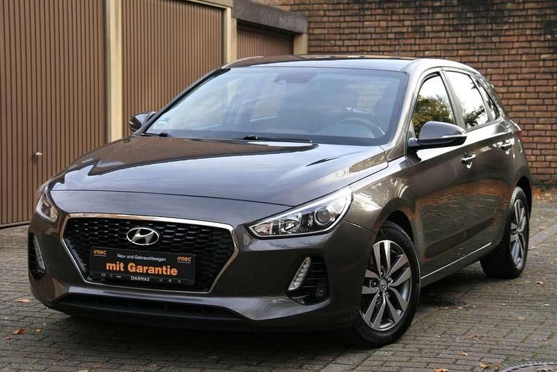 Moon rock / met Gebraucht 2018 Hyundai i30 Trend Kleinwagen | 9.499 € (Fairer Preis) - Bild 1/4