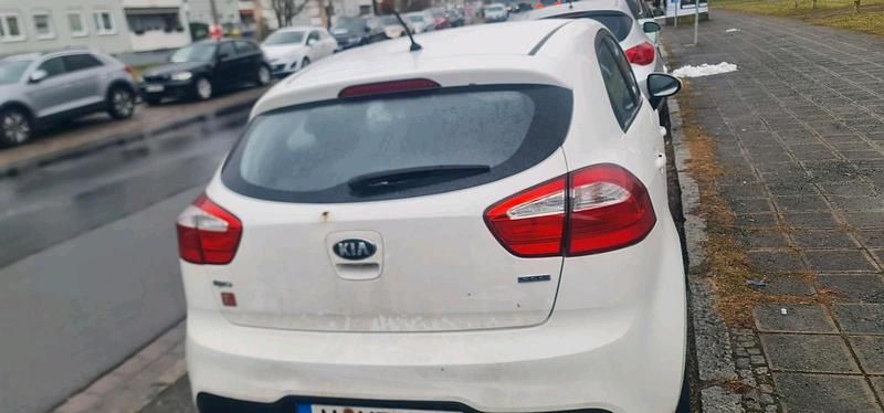 Gebraucht Kia Rio 74 PS (54 kW) 2014 Weiß Kleinwagen