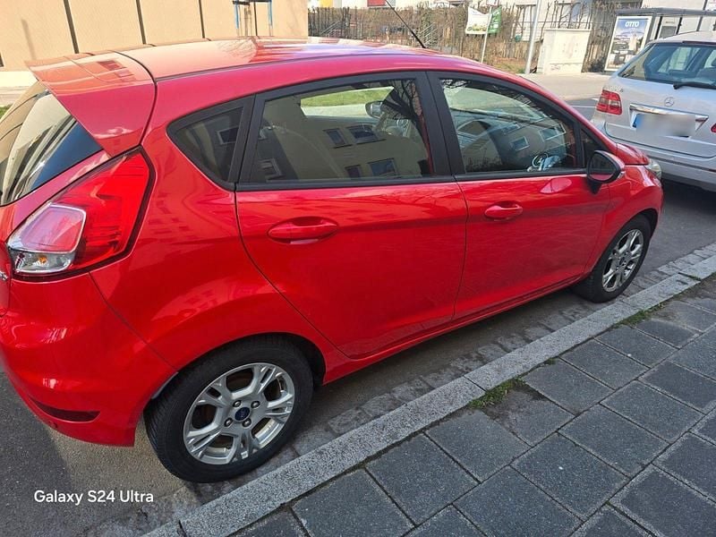 Gebraucht Ford Fiesta Titanium 101 PS (74 kW) 2015 Rot Kleinwagen