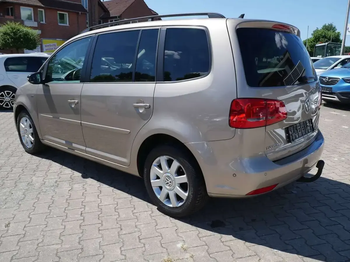Gebraucht VW Touran Match 140 PS (102 kW) 2012 Titanium beige metallic Van / Kleinbus