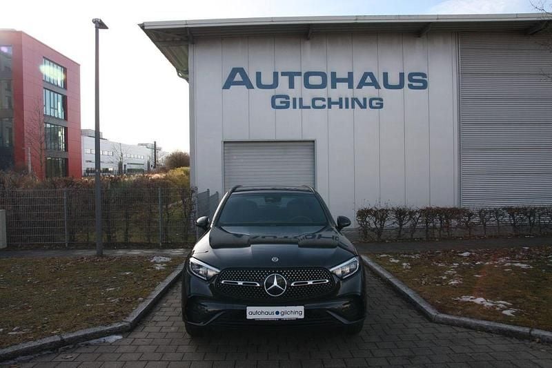 Grau Gebraucht 2024 Mercedes GLC200 AMG line SUV | 47.900 € (Superpreis) - Bild 1/4