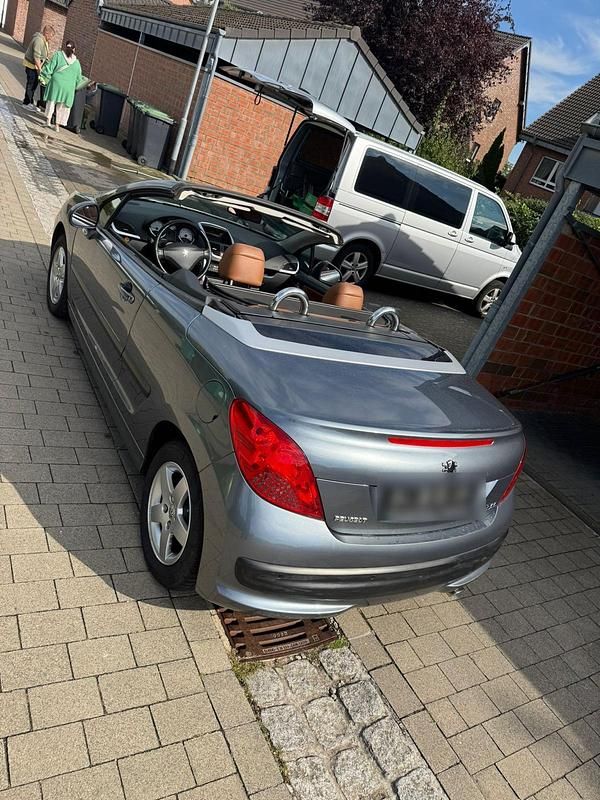 Grau Gebraucht 2007 Peugeot 207 CC Platinum Cabrio | 3.750 € (Fairer Preis) - Bild 1/4