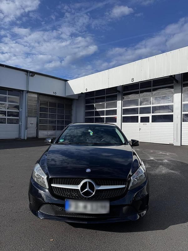 Gebraucht Mercedes A180 109 PS (80 kW) 2016 Schwarz Limousine