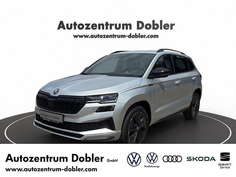 Brilliant silber metallic Neu 2025 Skoda Karoq SportLine SUV | 39.980 € (Teuer) - Bild 1/4