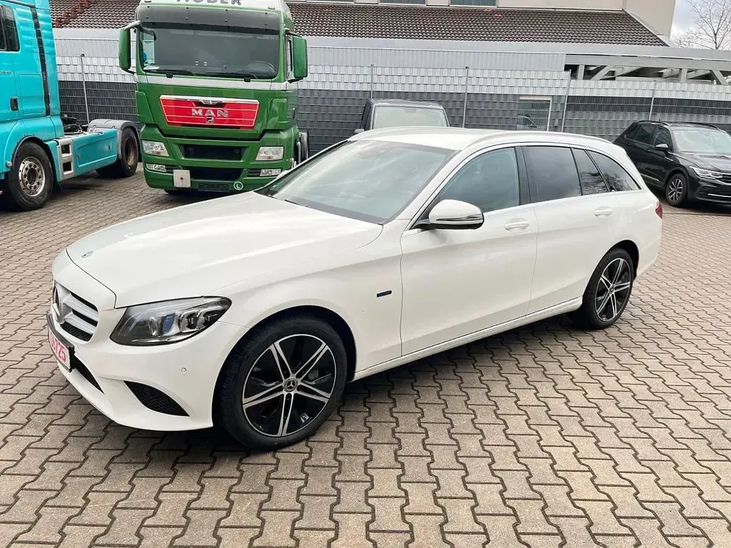 Gebraucht Mercedes C300e Avantgarde 194 PS (142 kW) 2020 Weiß Limousine