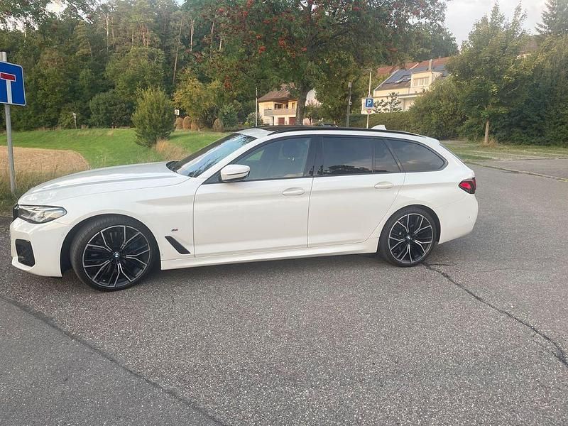 Weiß Gebraucht 2020 BMW 540 Performance Kombi | 43.200 € (Teuer) - Bild 1/4