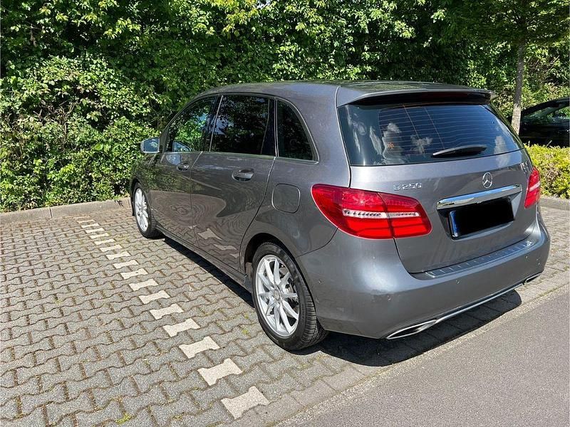 Gebraucht Mercedes B250 Urban 211 PS (155 kW) 2015 Grau Van / Kleinbus