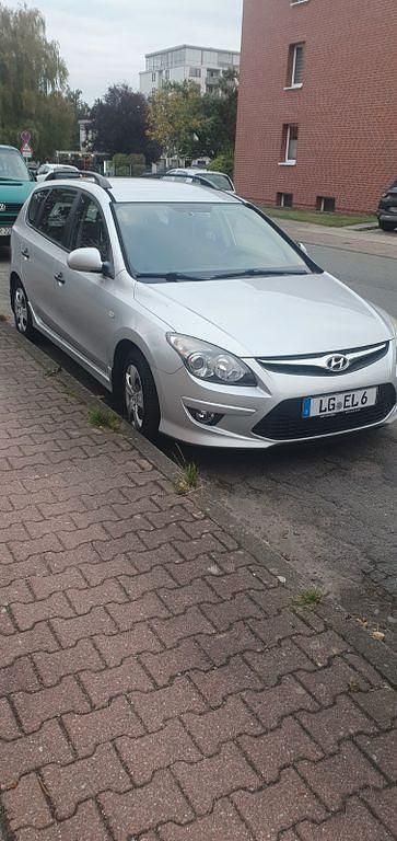 Silber Gebraucht 2012 Hyundai i30 Classic Kombi | 4.500 € (Fairer Preis) - Bild 1/4