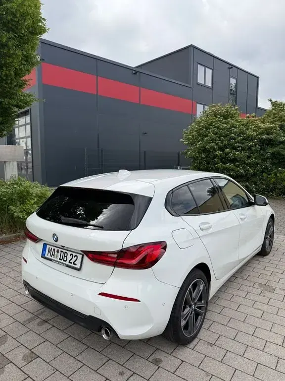 Gebraucht BMW 118 Sport Line 150 PS (110 kW) 2021 Weiß Kleinwagen