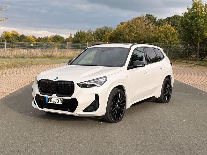 Weiß Gebraucht 2023 BMW iX1 M Sport SUV | 39.600 € (Fairer Preis) - Bild 1/4