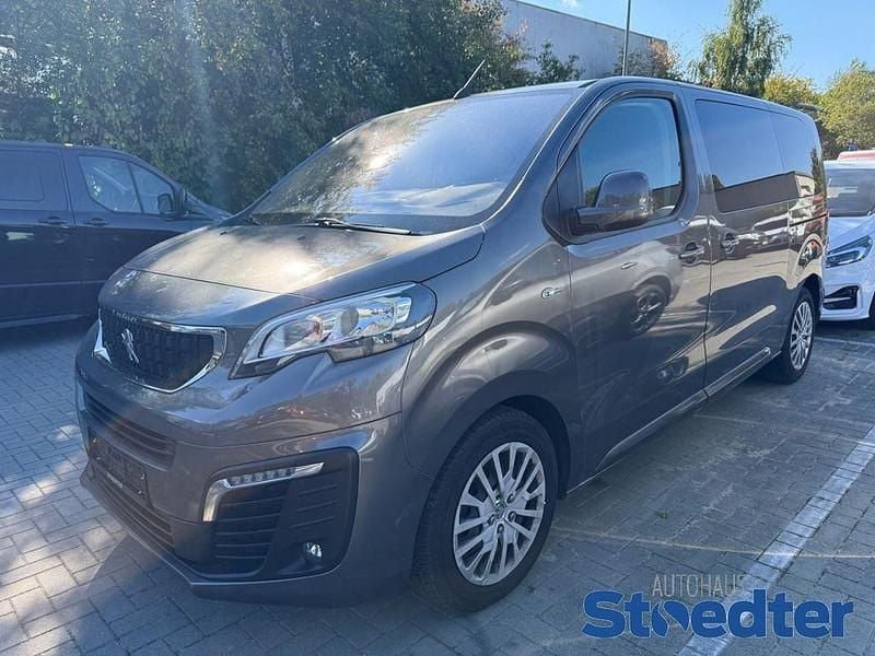 Grau Gebraucht 2018 Peugeot Traveller Active Van / Kleinbus | 21.749 € (Guter Preis) - Bild 1/4