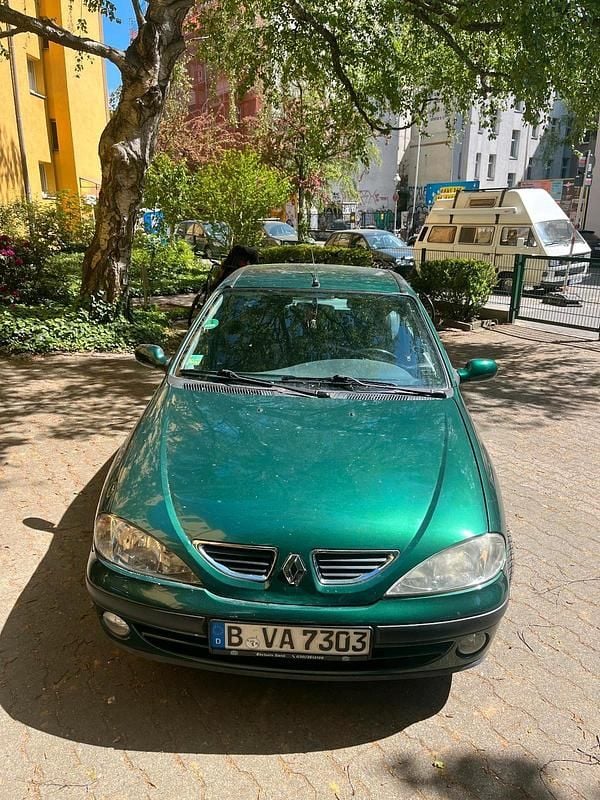 Grün Gebraucht 2000 Renault Mégane Limousine | 700 € (Guter Preis) - Bild 1/4