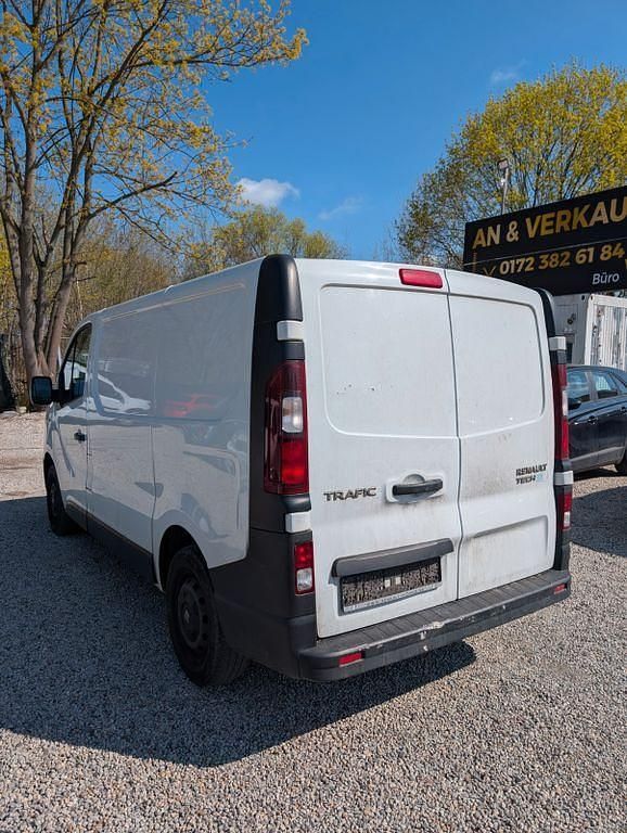 Second-hand Renault Trafic 90 CP (66 kW) 2016 Alb Monovolum