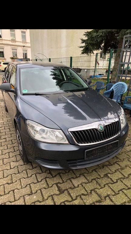 Grau Gebraucht 2011 Skoda Octavia Classic Kombi | 2.600 € (Superpreis) - Bild 1/4