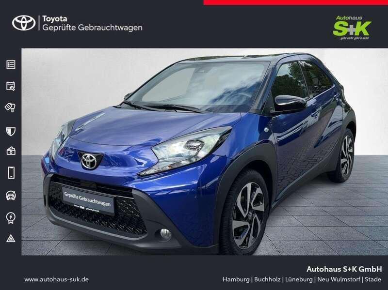 Juniper blue / night sky black Gebraucht 2023 Toyota Aygo Pulse Kleinwagen | 15.979 € (Fairer Preis) - Bild 1/4