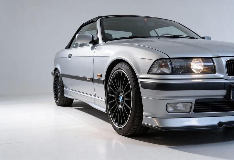 Silber Gebraucht 1996 BMW 320 Cabriolet Performance Cabrio | 6.425 € - Bild 1/4