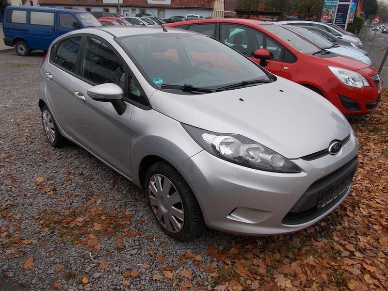 Gebraucht Ford Fiesta Trend 82 PS (60 kW) 2012 Silber Kleinwagen
