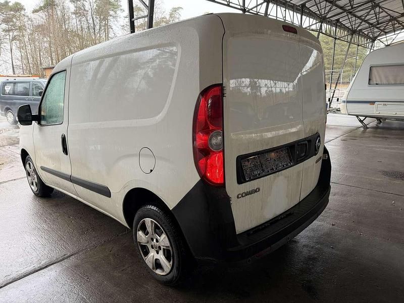 Gebraucht Opel Combo 95 PS (69 kW) 2017 Weiß Van / Kleinbus