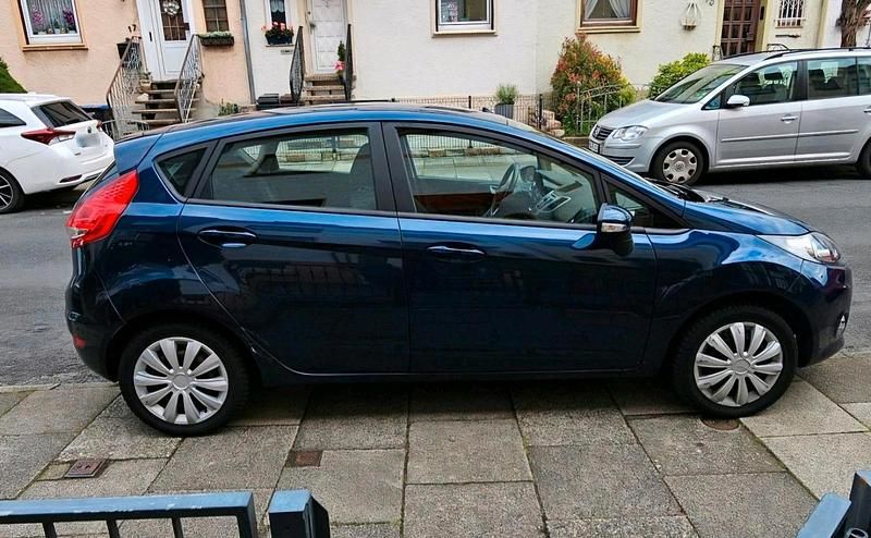 Gebraucht Ford Fiesta 60 PS (44 kW) 2012 Blau Kleinwagen