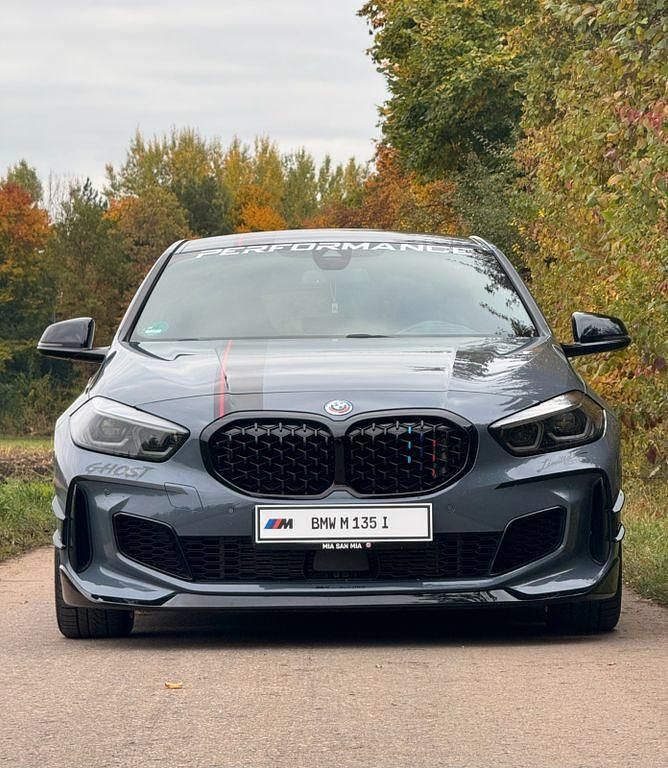 Grau Gebraucht 2023 BMW M135 M Performance Kleinwagen | 38.500 € (Etwas zu teuer) - Bild 1/4