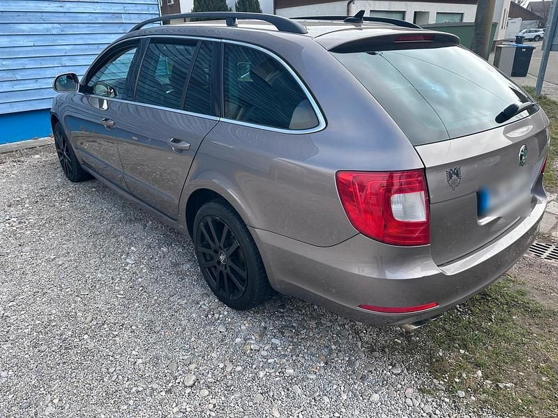 Gebraucht Skoda Superb 140 PS (102 kW) 2012 Braun Kombi