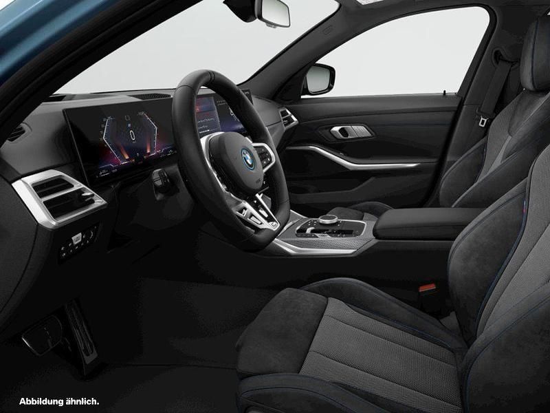 Gebraucht BMW 330e Comfort Edition 292 PS (214 kW) 2025 Arctic race blue metallic Kombi