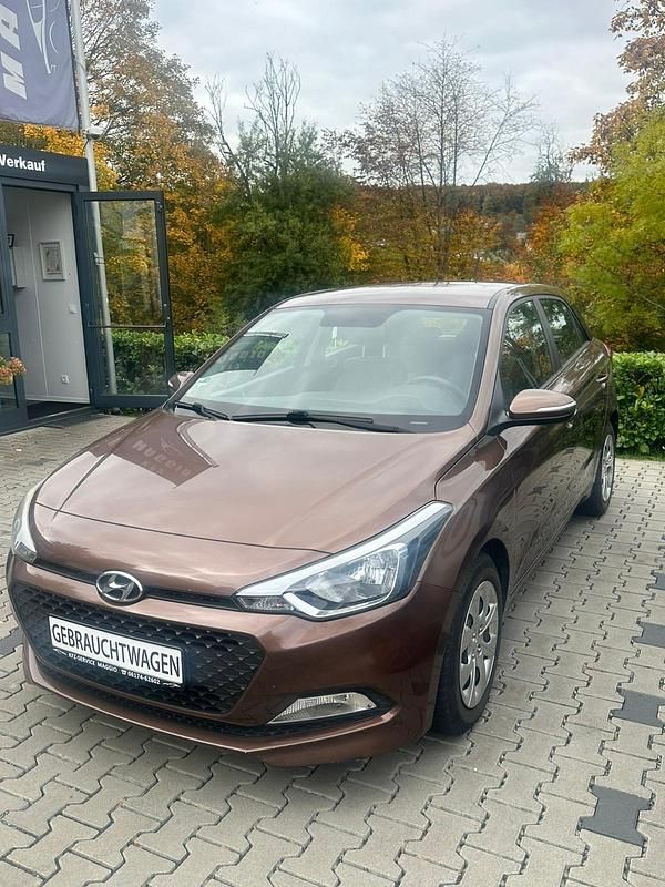 Braun Gebraucht 2015 Hyundai i20 Classic Kleinwagen | 7.670 € (Fairer Preis) - Bild 1/4