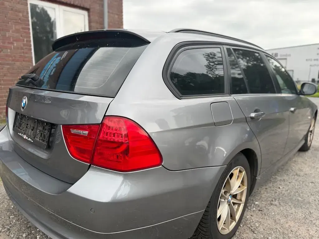 Gebraucht BMW 318 143 PS (105 kW) 2012 Grau Kombi