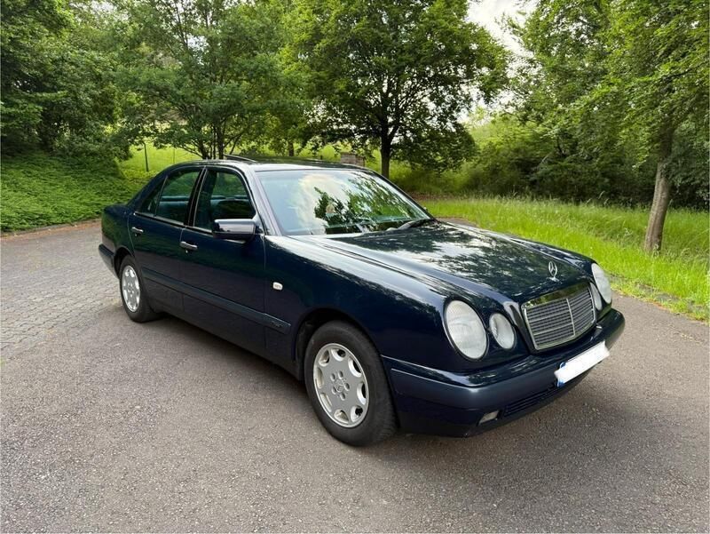 Blau Gebraucht 1998 Mercedes E220 Limousine | 5.690 € (Etwas zu teuer) - Bild 1/4